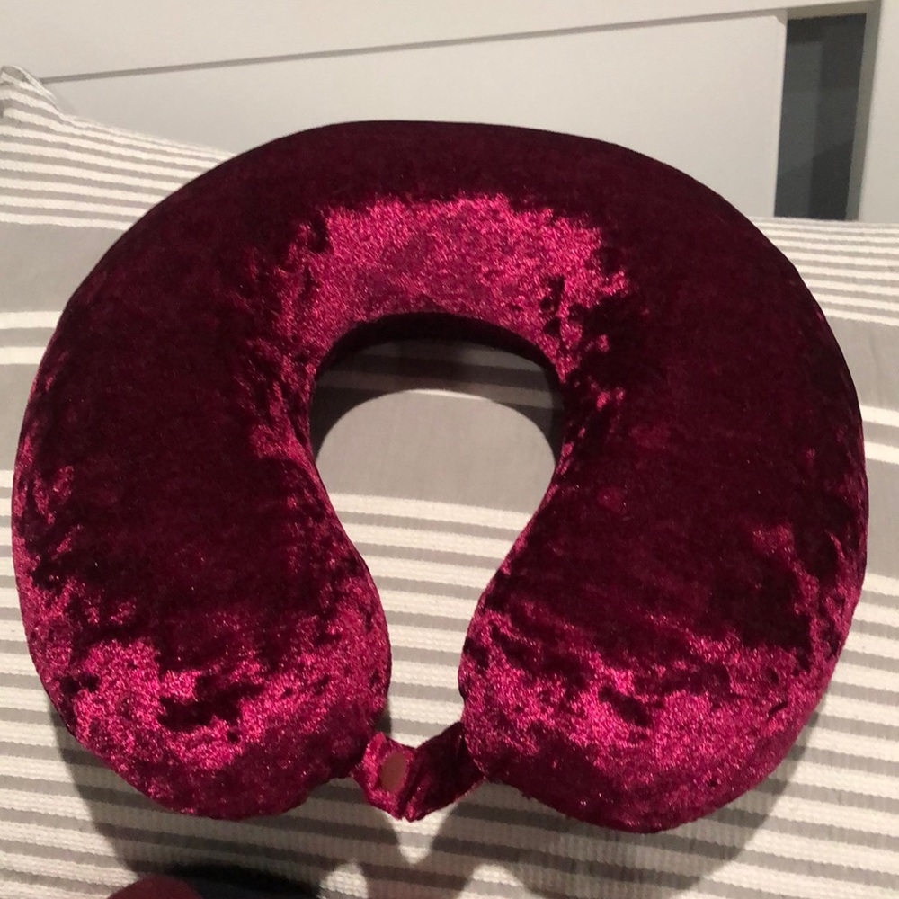 Memory foam neck pillow